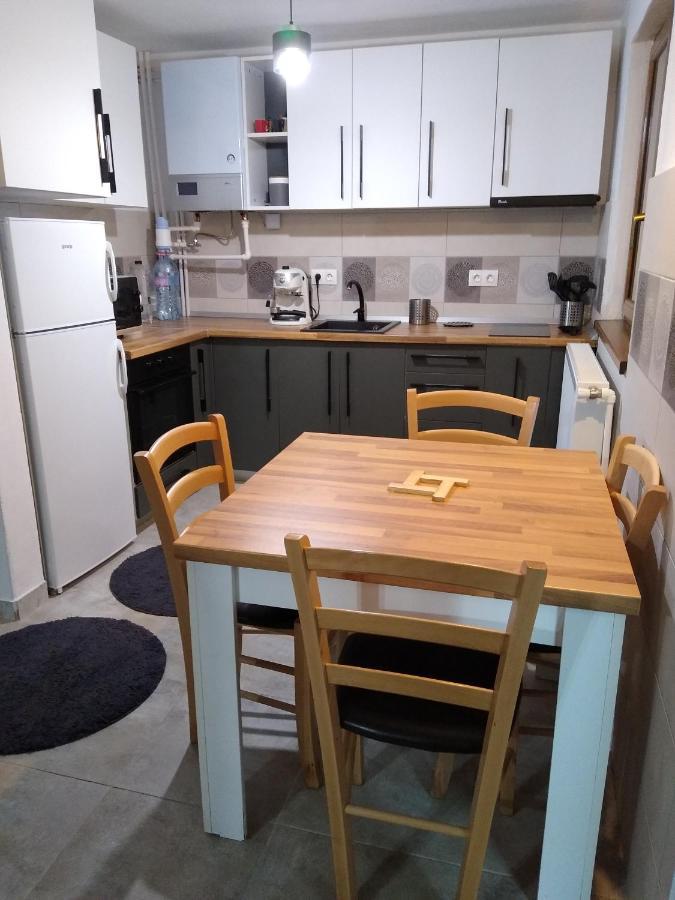 New And Comfortable Two Bedroom House Gărâna Esterno foto